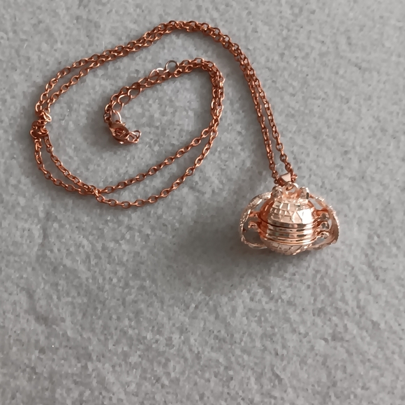 4-Photo Locket - Picture 2 of 7